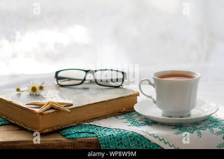 Altes Buch und Lesen Buch zu Hause Stockfoto