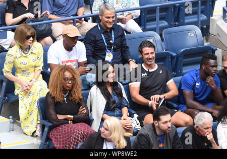 Queens, NY, USA. 7. Sep 2019. Anna Wintour, Venus Willians und Meghan, Herzogin von Sussex gesehen beobachten Serena Williams Vs Bianca Andreescu während der Frauen Finale der US Open 2019 auf Arthur Ashe Stadion am USTA Billie Jean King National Tennis Center am 7. September 2019 in Queens, New York City. Quelle: John Palmer/Medien Punch/Alamy leben Nachrichten Stockfoto