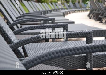 Lange Reihe von Leere Liegestühle ordentlich in einer Linie auf einem Strand in Port Douglas, Queensland angeordnet. Stockfoto