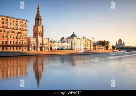 Auf der Kotelnicheskaya moskvoretskaya Bahndamm Embankment und Moskwa. Winter Stadtbild. Moskau, Russland Stockfoto