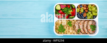 Lunch Box Hackbraten, Bulgur, Muttern, Gurke und Berry. Gesunde fitness Nahrung. Nehme. Brotdose. Ansicht von oben Stockfoto