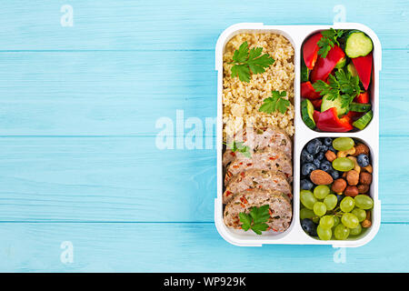 Lunch Box Hackbraten, Bulgur, Muttern, Gurke und Berry. Gesunde fitness Nahrung. Nehme. Brotdose. Ansicht von oben Stockfoto