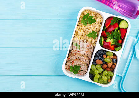 Lunch Box Hackbraten, Bulgur, Muttern, Gurke und Berry. Gesunde fitness Nahrung. Nehme. Brotdose. Ansicht von oben Stockfoto