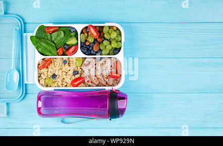 Lunch Box Hackbraten, Bulgur, Nüsse, Tomaten und Berry. Gesunde fitness Nahrung. Nehme. Brotdose. Ansicht von oben Stockfoto