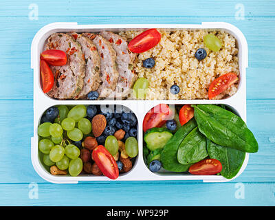 Lunch Box Hackbraten, Bulgur, Nüsse, Tomaten und Berry. Gesunde fitness Nahrung. Nehme. Brotdose. Ansicht von oben Stockfoto