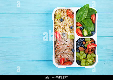 Lunch Box Hackbraten, Bulgur, Nüsse, Tomaten und Berry. Gesunde fitness Nahrung. Nehme. Brotdose. Ansicht von oben Stockfoto