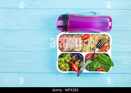 Lunch Box Hackbraten, Bulgur, Nüsse, Tomaten und Berry. Gesunde fitness Nahrung. Nehme. Brotdose. Ansicht von oben Stockfoto