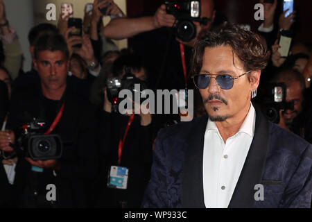 Venedig, Italien - SEPTEMBER 06: Johnny Depp geht den roten Teppich vor dem "Warten auf die Barbaren" Screening während der 76Th Venedig Film Festiva Stockfoto