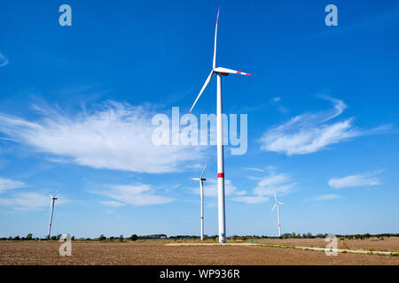 Windenergie generaton in einer kargen Feld in Deutschland gesehen Stockfoto