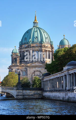 Der Berliner Dom am Ufer der Spree Stockfoto