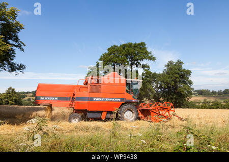 Harvester Clearing eine Farm Feld in Southwaite, Cumbria kombinieren, Nordengland. Stockfoto