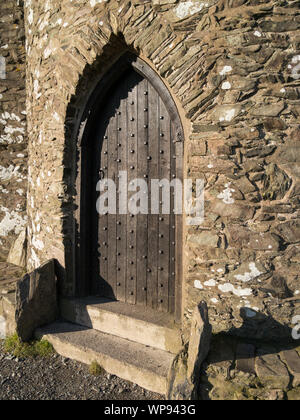 Geschlossene alte Eiche Holztür in spitzen Stein Gotischer Bogen Tür, alte John Torheit, Bradgate Park, Leicestershire, England, UK Stockfoto