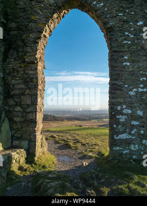 Die Stadt Leicester am Horizont als durch den Steinbogen der alte John torheit gesehen, Bradgate Park, Leicestershire, England, UK. Stockfoto