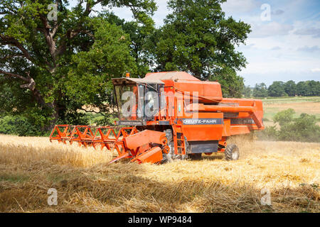 Harvester Clearing eine Farm Feld in Southwaite, Cumbria kombinieren, Nordengland. Stockfoto