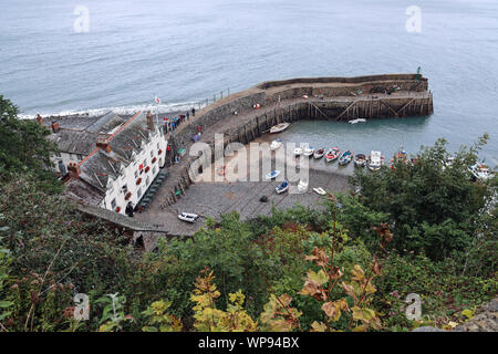 Clovelly, einem kleinen Hafen und Hillside Village in der Zeit verloren an der Küste von North Devon von oben gesehen Stockfoto