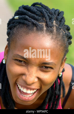 Close up Portrait eines sportlichen jungen afrikanischen Frau nach vorne biegen in die Kamera lachen Stockfoto