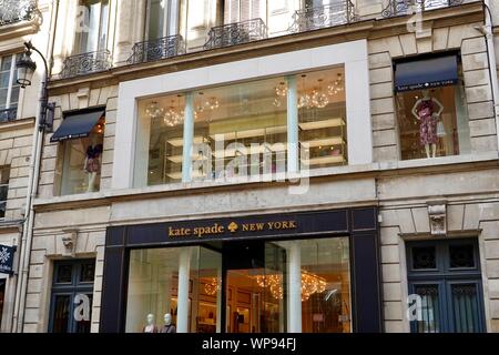 Windows von Kate Spade New York Shop 418, Rue Saint Honoré, Paris, Frankreich. Stockfoto