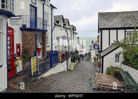 Der gepflasterten Hauptstraße in Clovelly, mit praktischer Schlitten schwere Gegenstände nach unten seinen steilen Weg zu nehmen. Das malerische Dorf ist bei Touristen beliebt Stockfoto