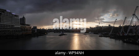 Lonodon Sonnenuntergang in der Nähe der Themse mit Shard und Business Center Stockfoto