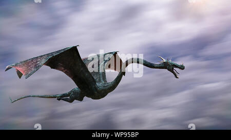 Dragon, geflügelte grüne Kreatur ist schnelles Fliegen Stockfoto