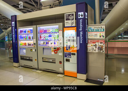 OSAKA, Japan - 14. MÄRZ 2018: Automaten automatische Trinken innerhalb der Kansai International Airport (KIX) ist eine der wichtigsten Japan commerc Stockfoto