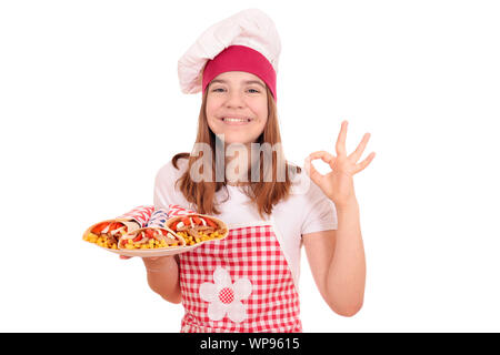 Happy girl Kochen mit Gyros fast food auf halteplatteabbauen und ok Handzeichen Stockfoto