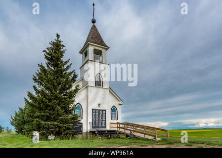 Dunkle Wolken über dem historischen Zion Lutheran Church in Saskatchewan, Kanada Stockfoto