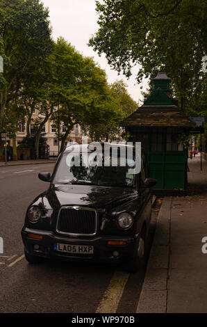 Ein Black Cab um cabmen Tierheim um Kensington, London. Stockfoto