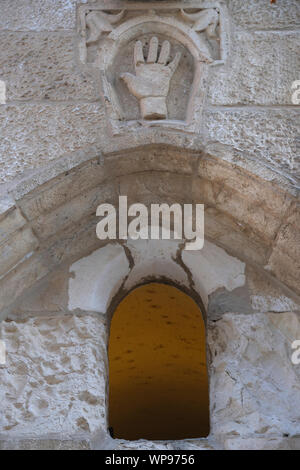 Traditionelle Hand von Miriam oder Hamsa Amulett aus den bösen Blick am Eingang zu einem Haus in Beit El Straße im Jüdischen Viertel der Altstadt Ost Jerusalem Israel geschnitzt auf Station Stockfoto