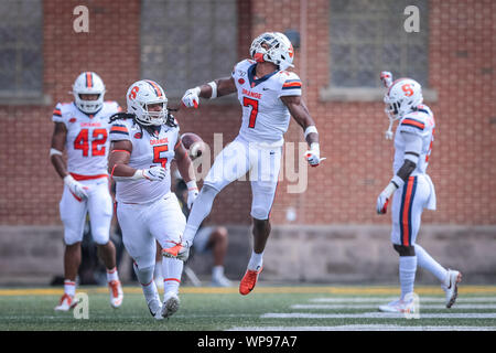 College Park, Maryland, USA. 7. Sep 2019. Syrakus Orange Defensive zurück Andre Cisco (7) feiert nach dem Abfangen in Aktion von Syrakus gegen Maryland an Kapital ein Feld in College Park, Maryland. Cory Royster/Cal Sport Media/Alamy leben Nachrichten Stockfoto