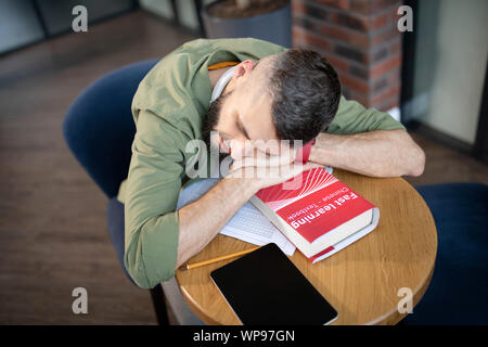 Schüler schlafen auf Buch liegen in der Nähe der Relation auf der Stockfoto