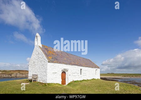 St. Cwyfan Llangwyfan der Kirche als die Kirche im Meer bekannt wegen Abseits vom Festland bei Flut, Anglesey, Nordwales zu schneiden, Großbritannien Stockfoto