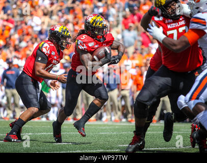 College Park, Maryland, USA. 7. Sep 2019. Maryland Dosenschildkröten zurück Anthony McFarland jr. (5) Die Übergabe in Aktion von Syrakus gegen Maryland nimmt an Kapital ein Feld in College Park, Maryland. Cory Royster/Cal Sport Media/Alamy leben Nachrichten Stockfoto