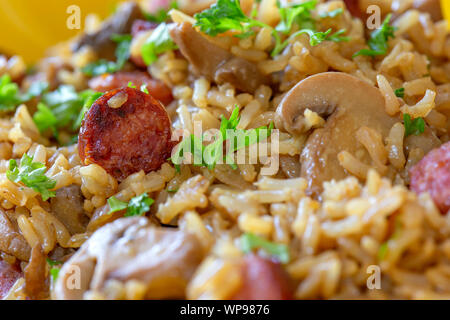 Reis Salat mit Würstchen, braune Pilze und Petersilie - Nähe zu sehen. Stockfoto