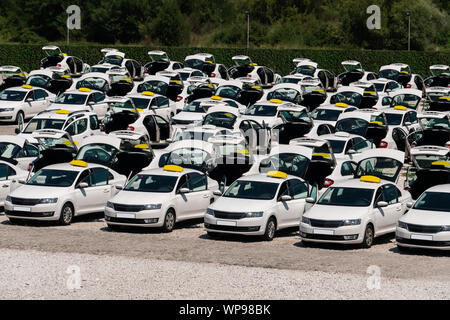 Viele Taxi Autos stehen in Zeilen in einen Parkplatz. Stockfoto