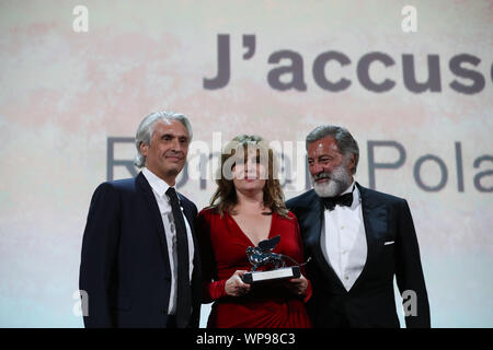 Venedig, Italien. 7. Sep 2019. Schauspielerin Emmanuelle Seigner (C) erhält den Silbernen Löwen Grand Jury Preis für French-Polish Regisseur Roman Polanski auf der 76. Internationalen Filmfestspielen von Venedig, für den Film 'J''accuse, in Venedig, Italien, Sept. 7, 2019. Das 76. Filmfestival von Venedig wurde von Aug.28 bis Sept. 7 im Lido der italienischen Lagunenstadt laufen, mit 21 Filmen im Wettbewerb. Credit: Cheng Tingting/Xinhua/Alamy leben Nachrichten Stockfoto