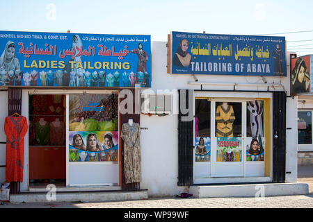 Fassade eines Schneiderei Verkauf von Kleidung für Frauen, Sultanat Oman Stockfoto