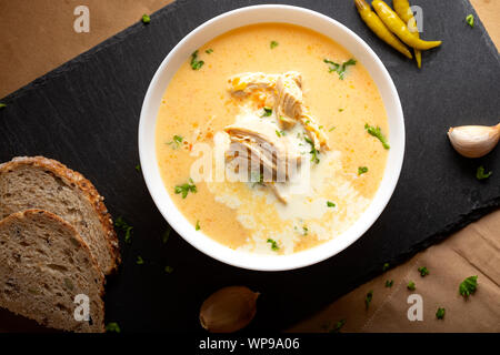Ciorba radauteana - traditionelle rumänische Hühnersuppe mit Sahne und Knoblauch - Ansicht von oben Stockfoto