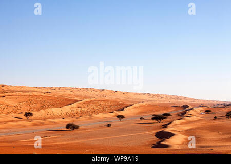 Wüste Straße und Dünen im Oman Wahiba Sands Stockfoto