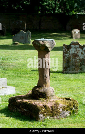 Eine alte Sonnenuhr in St. Laurence's Kirchhof, Meriden, West Midlands, England, Großbritannien Stockfoto