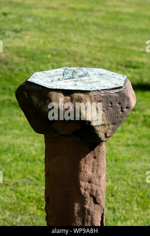 Eine alte Sonnenuhr in St. Laurence's Kirchhof, Meriden, West Midlands, England, Großbritannien Stockfoto