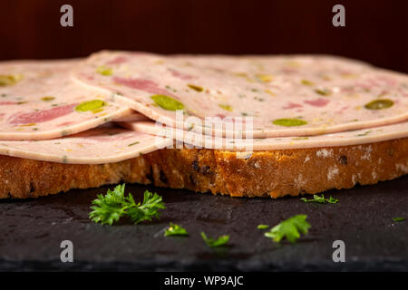 Sandwich mit Salami aus grünes Gemüse wie Oliven und Paprika, Ansicht schließen Stockfoto