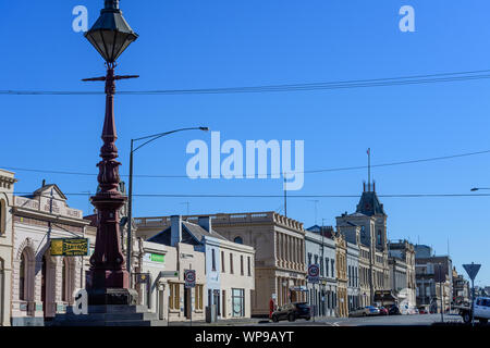 Lydiard Street Ballarat an einem Wintermorgen mit Craig's Hotel in der Ferne Stockfoto