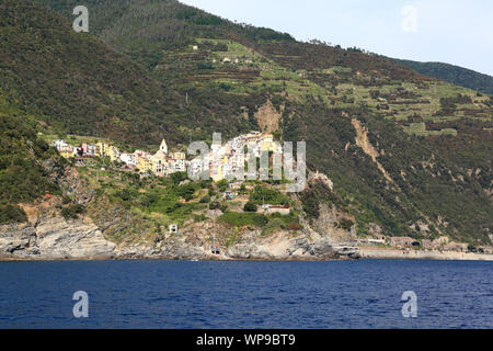 Aus dem Meer der Cinque Terre: Corniglia Stockfoto