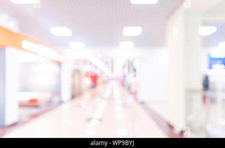 Abstract blur Shopping mall Flur. Verschwommen Einzelhandel und Halle im Innenbereich im Kaufhaus. Defokussierten bokeh effect Hintergrund oder Kulisse für Business Stockfoto