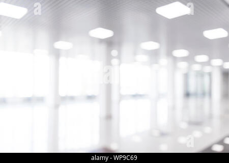 Verschwommen defokussierten bokeh Hintergrund der Ausstellungshalle oder Kongresszentrum Flur. Business Messe moderne weiße Innenarchitektur. Abstrakte b Stockfoto