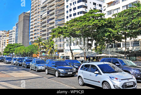 Datenverkehr auf der Atlantica Avenue, Copacabana, Rio de Janeiro, Brasilien Stockfoto