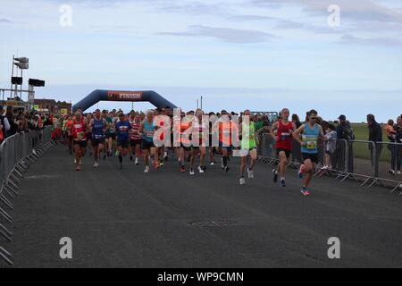 New Brighton, Wirral, Großbritannien. 8. Sep 2019. Start des Rennens 1500 Läufer auf dem Wirral Halle Marathon und 10k-Credit start: Fotografieren Nord/Alamy leben Nachrichten Stockfoto