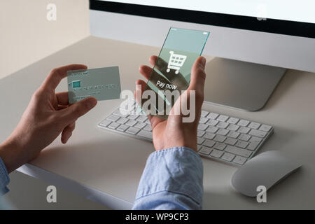 Man verwendet ein futuristisches transparent Telefon und Kreditkarte für Online Zahlung Stockfoto