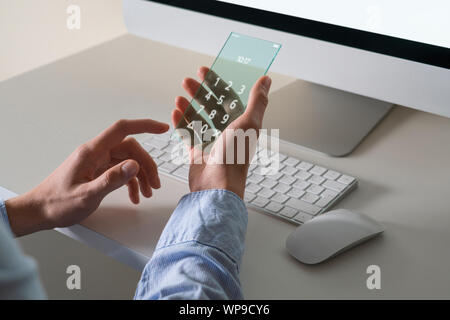 Man verwendet ein futuristisches transparent Telefon Stockfoto